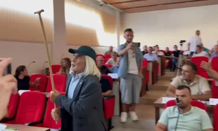 Tensione në mbledhjen e Këshillit Bashkiak në Maliq/ Mazhoranca braktis sallën, i moshuari kërcënon se do i godasë me shkop: Ulu…