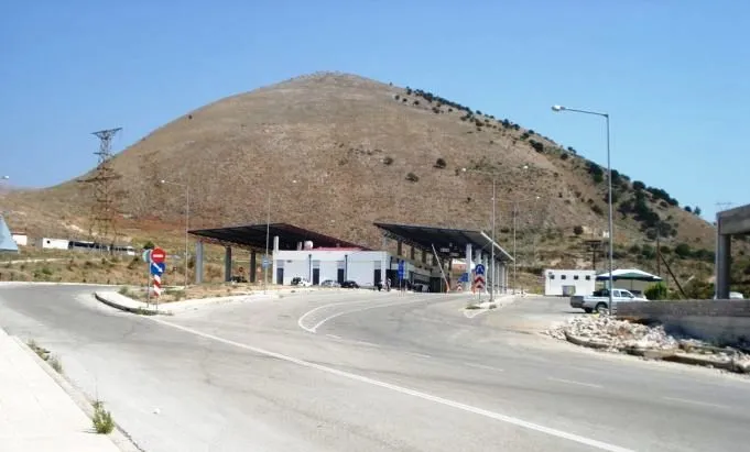 Tentoi të kalonte ilegalisht 6 persona në Greqi, i riu arrestohet në Qafë Botë
