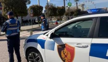 Tentoi të qëllonte me armë në një lokal në Elbasan, zbardhet detaji që u shmang tragjedia