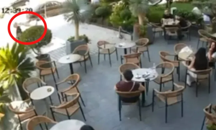 Tentoi të vriste një grua në lokal, por i bllokohet arma, në kërkim autori