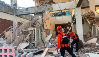 Tërmeti 7.7 ballë godet Indonezinë, 53 të vdekur dhe mijëra të evakuuar