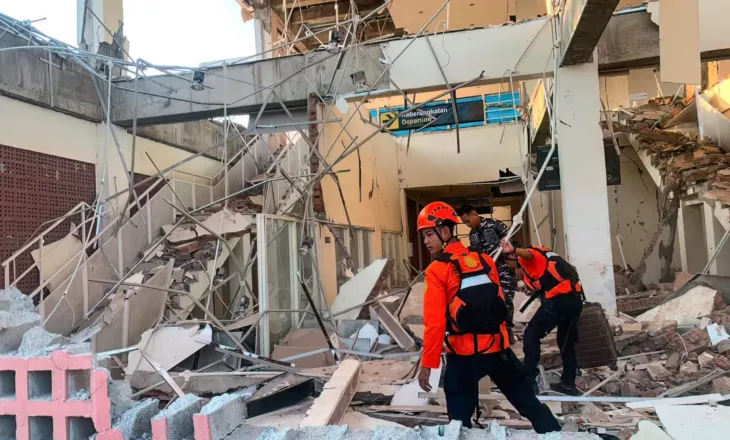 Tërmeti 7.7 ballë godet Indonezinë, 53 të vdekur dhe mijëra të evakuuar