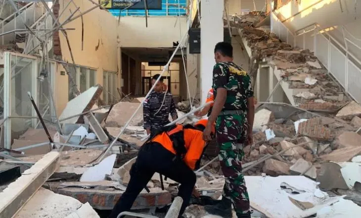Tërmeti me magnitudë 7.7 godet Indonezinë, dhjetëra viktima! Ndërtesat shemben në pak sekonda
