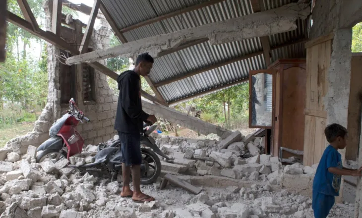 Tërmeti në Indonezi, rritet bilanci tragjik: 53 të vdekur dhe mijëra banorë në kërkim të ndihmës urgjente