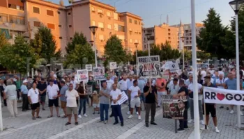 “Territorialja”/ Protestë në Rrogozhinë kundër bashkimit me Kavajën
