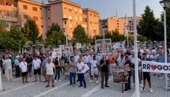 ‘Territorialja’/ Rrogozhina kundër shkrirjes me Kavajën, zhvillohet protesta, banorët gati për të dërguar peticion
