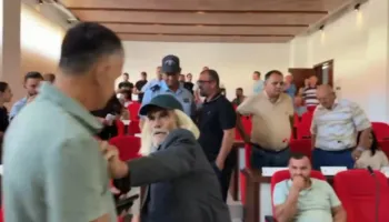 Territorialja/ Tensione në Këshillin Bashkiak të Maliqit, PS braktisin mbledhjen, qytetari sulmon kryetarin (VIDEO)