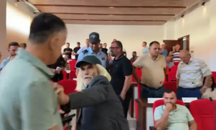 Territorialja/ Tensione në Këshillin Bashkiak të Maliqit, PS braktisin mbledhjen, qytetari sulmon kryetarin (VIDEO)