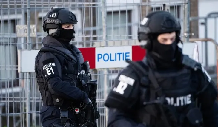 Terror në Roterdam, një 26-vjeçar sulmon kalimtarët me thikë dhe tenton një të dytë, raportohet për të plagosur!