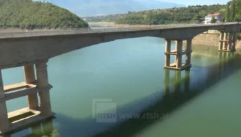 Thatësira ul nivelin e liqenit të Fierzës, prurjet në rezervuarin më të madh të vendit vijojnë të bien