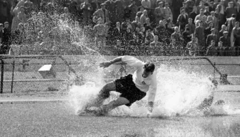 “The Splash”, fotografia ikonike e futbollit që vazhdon të mahnisë edhe 70 vjet më vonë