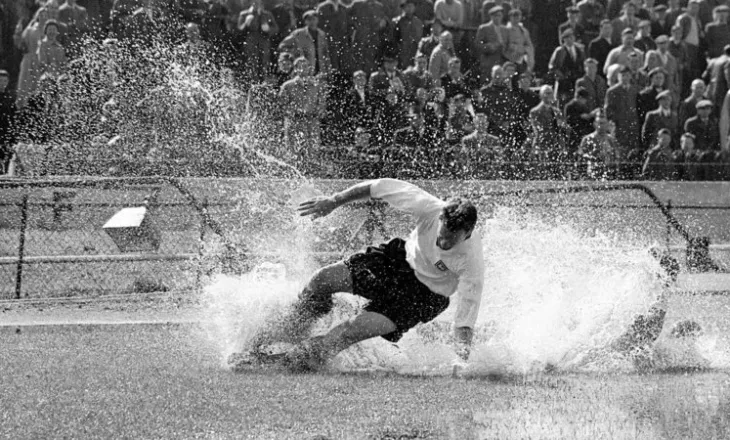 “The Splash”, fotografia ikonike e futbollit që vazhdon të mahnisë edhe 70 vjet më vonë