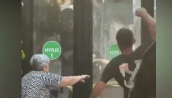 Theu xhamat e autobusit pas sherrit me shoferin, arrestohet 33-vjeçari në Tiranë