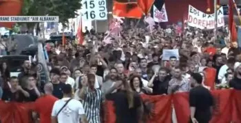 Thirrje të forta për dorëheqjen e Ramës/ Marshimi vijon pa u ndalur në rrugët e Tiranës: Shqipëria kërkon revolucion