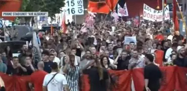 Thirrje të forta për dorëheqjen e Ramës/ Marshimi vijon pa u ndalur në rrugët e Tiranës: Shqipëria kërkon revolucion
