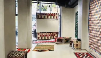 “Thurja e Qilimave”, një ekspozitë mes trashëgimisë artizanale dhe transformimit të pasurive të konfiskuara