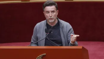 Tirana përvëlohet/ Braçe zbulon shkakun: Europa kërkon të heqë asfaltin dhe betonin, ne e shtojmë
