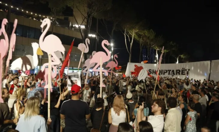 Tiranë, 63 ditë protestë e qëndresë! Qytetarëve u bashkohet diaspora në shesh