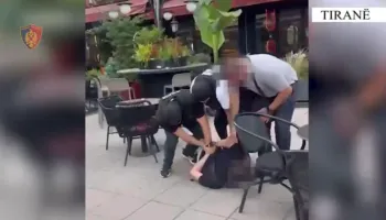 Tiranë/ “Momenti” godet dy të rinjtë, kapen në flagrancë gjatë shitblerjes së drogës