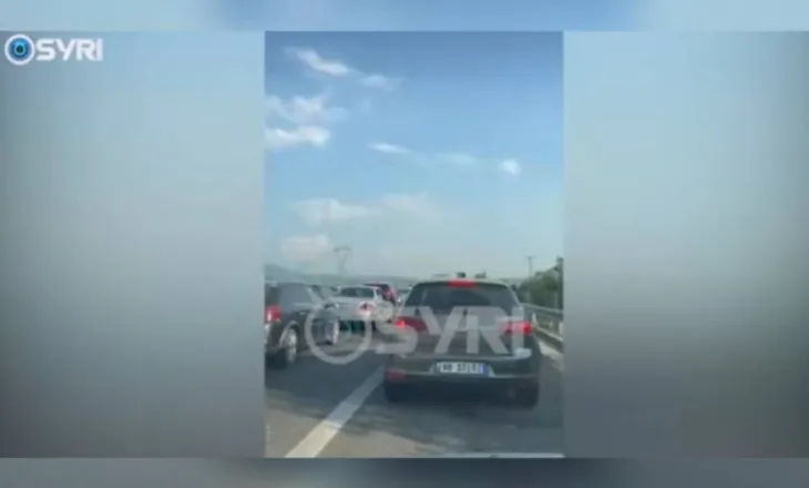 Trafik i ‘çmendur’ në Tiranë-Elbasan/ Mijëra qytetarë bllokohen në dalje të autostradës