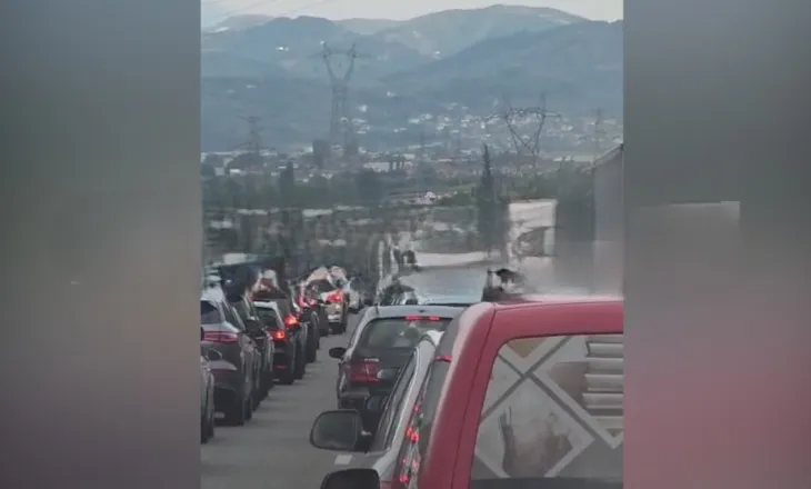 Trafik i rënduar në autostradën Tiranë-Elbasan, varg kilometrik automjetesh