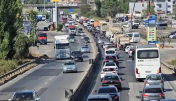 Trafik i rënduar në Durrës/ Forca shtesë nga Tirana në Durrës, policia apel drejtuesve për qetësi dhe kujdes