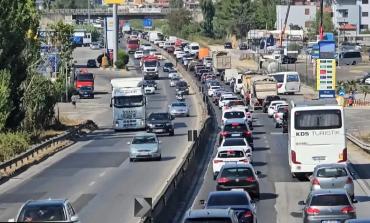 Trafik i rënduar në Durrës/ Forca shtesë nga Tirana në Durrës, policia apel drejtuesve për qetësi dhe kujdes