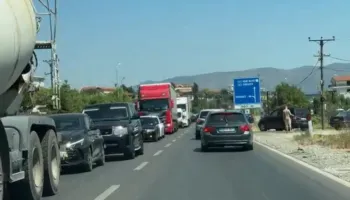 Trafik i rënduar në Lezhë-Milot, pushuesit bllokohen në kthim nga Shëngjini