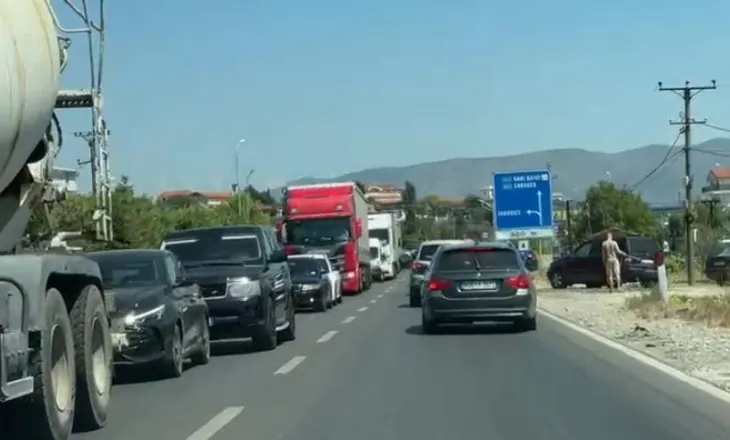 Trafik i rënduar në Lezhë-Milot, pushuesit bllokohen në kthim nga Shëngjini