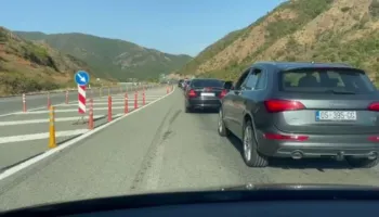 Trafik i rënduar në Rrugën e Kombit, largimi i turistëve nga Kosova krijon radhë kilometrike