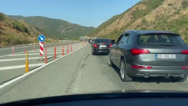 Trafik i rënduar në Rrugën e Kombit, largimi i turistëve nga Kosova krijon radhë kilometrike