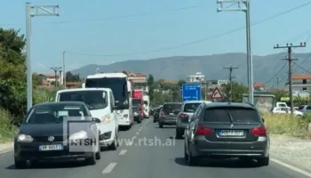 Trafik i rënduar në rrugët e Lezhës, piku i sezonit turistik rrit fluksin në akset kryesore