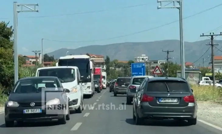 Trafik i rënduar në rrugët e Lezhës, piku i sezonit turistik rrit fluksin në akset kryesore