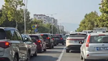 Trafik kaotik në hyrje të Vlorës, qindra makina të bllokuara në kulmin e sezonit turistik
