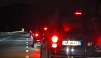 Trafik kilometrik në aksin Llogara-Vlorë/ Fluksi i lartë i pushuesve ‘paralizon’ qarkullimin nga jugu