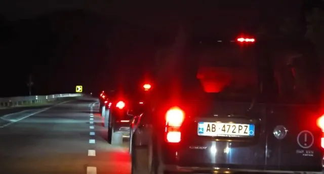 Trafik kilometrik në aksin Llogara-Vlorë/ Fluksi i lartë i pushuesve ‘paralizon’ qarkullimin nga jugu