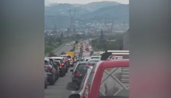 Trafik kilometrik në aksin Tiranë-Elbasan/ Mijëra qytetarë bllokohen në dalje të autostradës