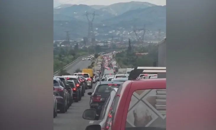 Trafik kilometrik në aksin Tiranë-Elbasan/ Mijëra qytetarë bllokohen në dalje të autostradës