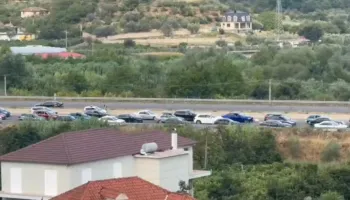 Trafik kilometrik në hyrje të Elbasanit, vështirësi të mëdha në qarkullimin e automjeteve