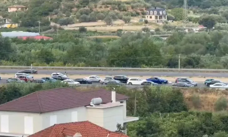 Trafik kilometrik në hyrje të Elbasanit, vështirësi të mëdha në qarkullimin e automjeteve