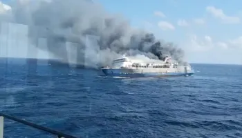 Trageti indonezian përfshihet nga flakët në det, 5 të vdekur dhe 41 të zhdukur