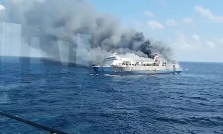 Trageti indonezian përfshihet nga flakët në det, 5 të vdekur dhe 41 të zhdukur