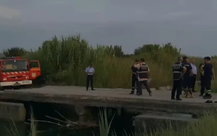 Tragjedi në Lushnjë/ Makina përfundon në kanalin vaditës, humbin jetën dy gra (EMRAT)