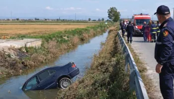 Tragjike/ Makina përfundon në kanal, dy gra rreth të 50-tave humbin jetën