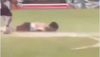 Tragjike/Rrufeja vret futbollistin gjatë ndeshjes, plagosen 12 persona të tjerë