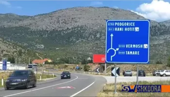 Transportonin 15 emigrantë afrikanë drejt Hanit të Hotit, arrestohen 2 të rinj nga Fushë Arrëzi…