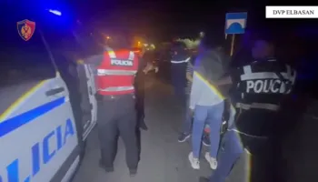 Transportonin 24 emigrantë drejt Europës, arrestohen 3 persona në aksin Librazhd-Elbasan