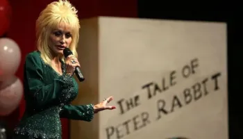Trashëgimia e Dolly Parton përtej muzikës, miliona libra për fëmijët në mbarë botën
