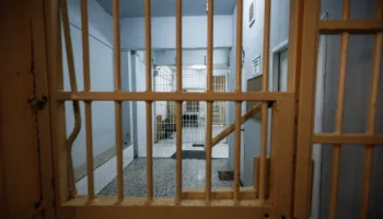 Trazira në një burg të Selanikut, i vihet flaka qelisë, tre të dënuar përfundojnë në spital