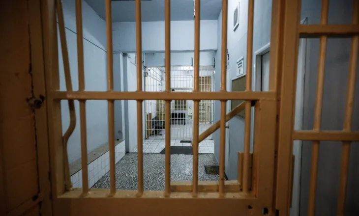 Trazira në një burg të Selanikut, i vihet flaka qelisë, tre të dënuar përfundojnë në spital
